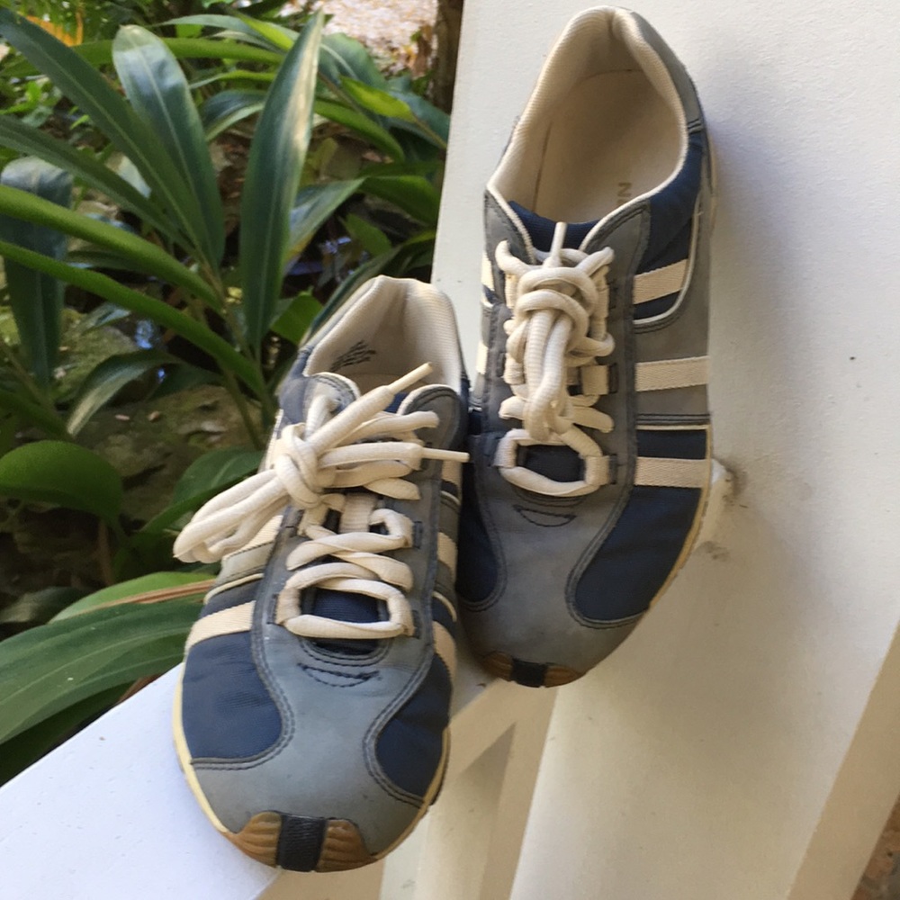 NATURALIZER 
LEATHER/FABRIC BLOCK SNEAKERS